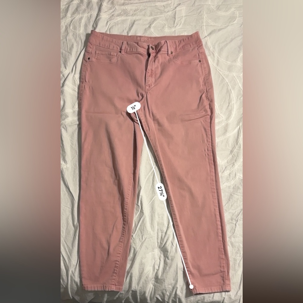 Maurice‘s light pink pants.